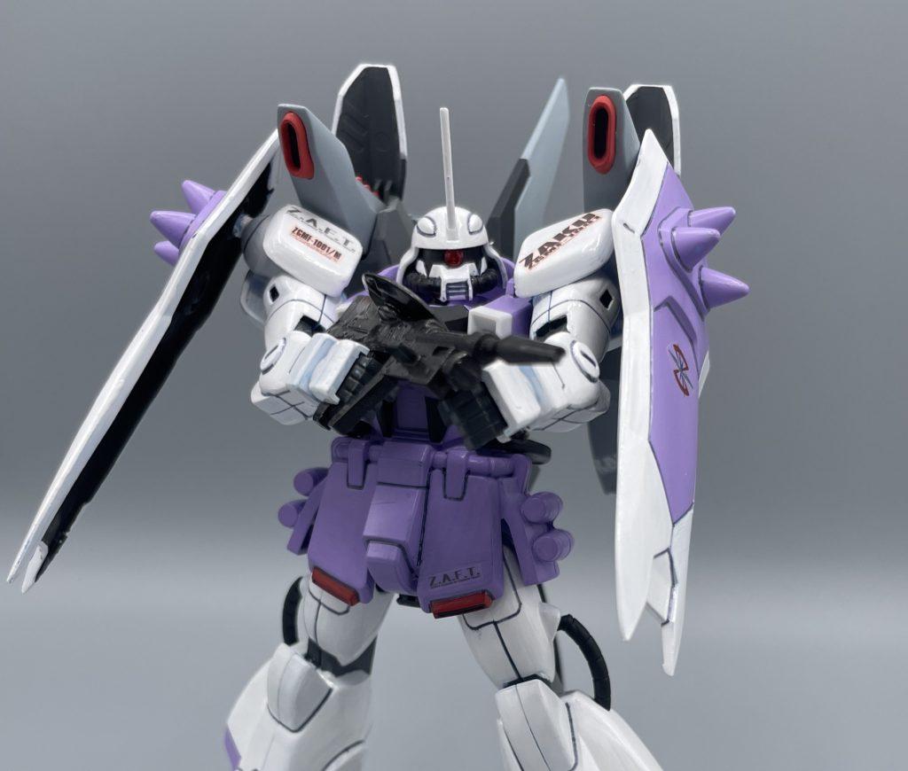 ダブルボールジョイントの恩恵により、非常に、それはもう非常にギリギリではあるものの、レイがよくやっていたライフルの両手構えのポージングを取らせることも可能です。ちょっと苦しそうですね(笑)