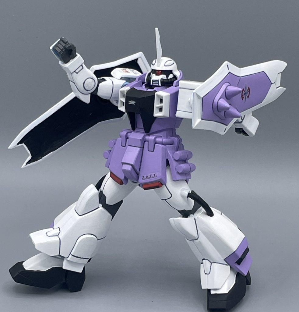 コレクションシリーズとは、主にアニメにハマった新規視聴者を、ガンプラ沼に引きずり込むために販売された低価格キットです。物にもよりますが、ワンコイン前後で購入できて、子どもにも手に取りやすいのが魅力でした。 可動範囲は画像のポーズが取れるくらいですが、造形自体は凝った作りになっており、塗装や改修が可能なモデラ―の手にかかれば、 大化けする可能性を秘めたキットでもありました。 しかし・・・。そのまま組むだけでは、色分けは不十分でシールも足りない、全身に駆け巡る合わせ目、可動範囲はほぼナシという“初心者向けの皮を被った中級者向けキット”になっています。 大した腕を持ってない私も例に漏れず?あまり完成度の高くない仕上がりになっておりますが、ご容赦ください。