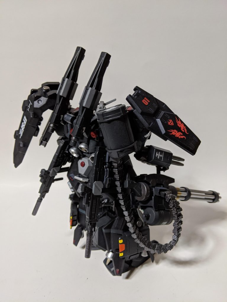 リックは作戦参加にあたり、乗機にグスタフを指名した。弔いのためなのかこだわりなのかは本人にもよくわかっていなかっただろう。そして彼の上司も…シャアの反乱時にMSパイロットとして参加していたため、たとえ復讐であってもそれを成し遂げなければ前に進めないことを理解しており、彼の同僚のグスタフから可能な限りの部品を流用、強化改造を施したグスタフをかなりの強権とごり押しで用意させた。決戦の場にて…それはどんな奇跡か偶然か…あるいは復讐の念がのろいと引き合ったか…イノシシのように破壊をまき散らしながら疾走する機体を見つけたリックは躊躇なく機体を向かわせ、壁のように復讐のために作られたグスタフ・F・カールが呪いのザクF2000と対峙した。邂逅の時間は一瞬、直後に二機は殺し合いに突入した。 最後まで見ていただいてありがとうございます。