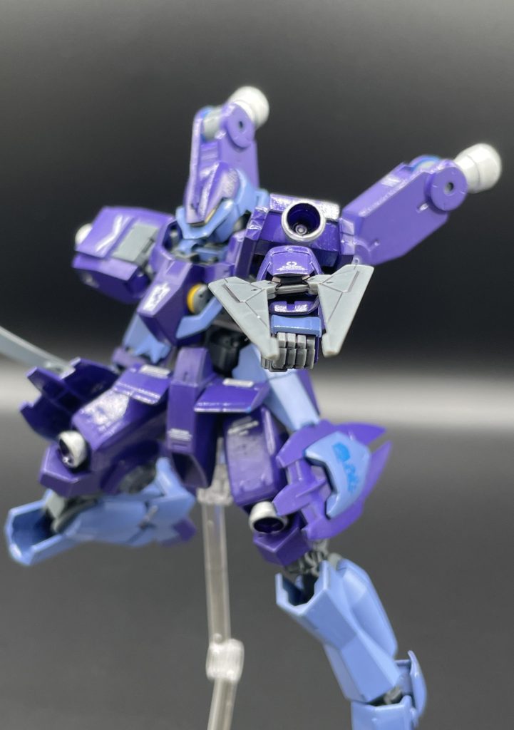 ワイヤークロー　左腕に装備された、射出型のクロー。敵機を鹵獲したり、戦艦に取り付いたりと便利な武装ですが、三日月との戦闘で基部ごとブン取られ、バルバトスにくっ付けられました。