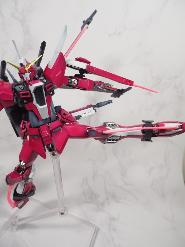 ライフリとイモータルジャスティスの時もそうでしたが、ジャスティス系の方が素組みでの完成度が高いので、工作は胴と太もも、腕、首の延長のみ。