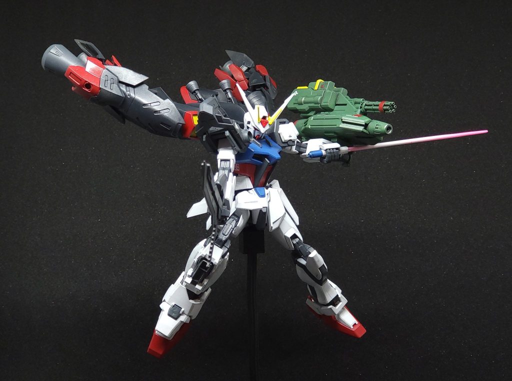 EGストライクに、かつての電撃ホビーマガジン付録「マーキュリーレヴ」「ユニコーンDM」「∞ジャスティス」「30MSオプションパーツ3」などをミキシングしています。実体剣(マーキュリーレヴのパーツの寄せ集め)とビームサーベルは1本(左腰にむき出す形)左腕のマーキュリーレヴはガトリングガンをマウントしてますが「ダインスレイヴ・バンカー」という夢武装です。ルナチタニウムだろうがガンダリウムだろうがガンダニウムだろうが当たればたいていの装甲は貫きます。作っている時にガンダムWの配信をBGMにしていたので、揚力を得て安定して飛ぶのではなく「ブースターで無理やり飛ぶ」というトールギスのネタもそっと乗ってます。