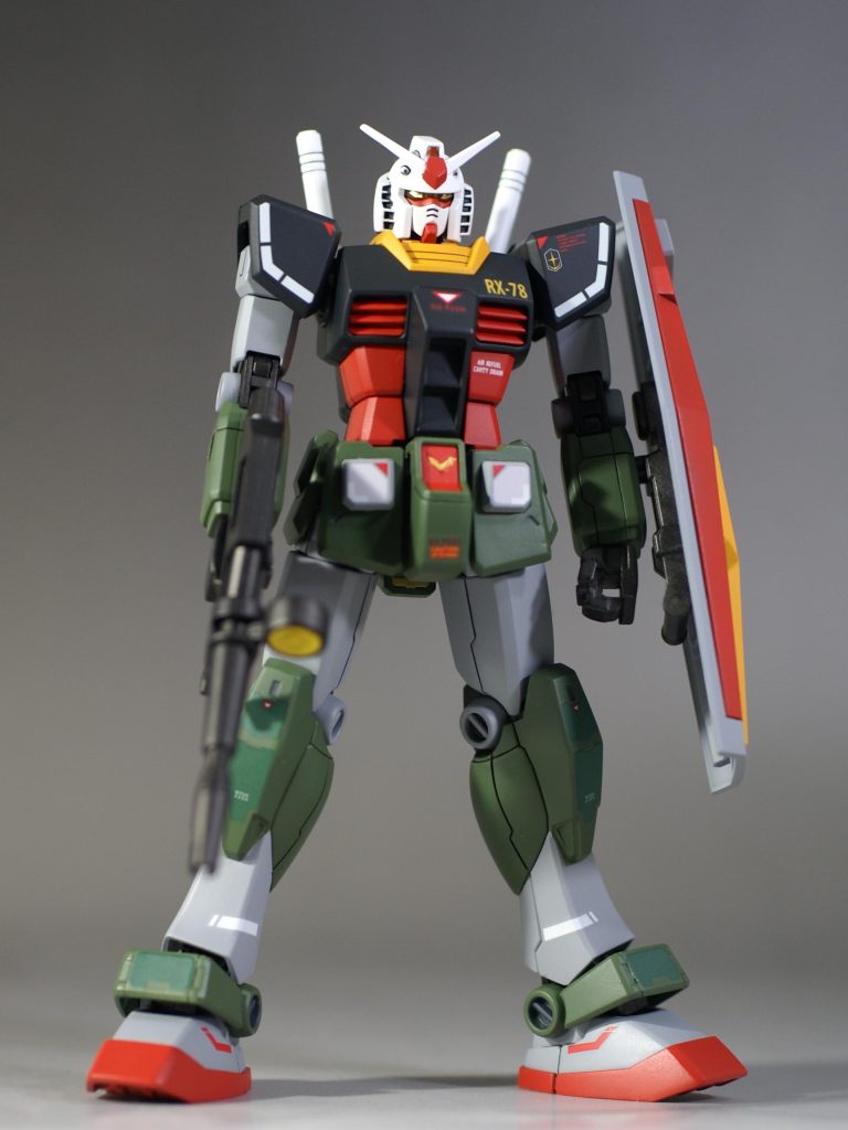 前面改修内容は以下の通りです・頭部のフェイスを上部に。・フロントアーマーを延長。・掘り直し。・センサー類にラピーテープを使用。・リアルタイプガンダムカラーに変更。