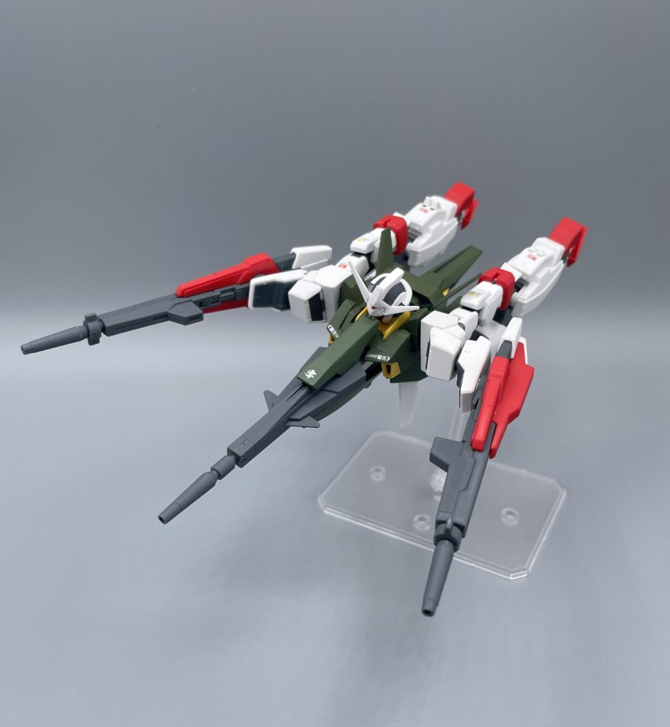 高速飛行形態・ストライダー零 ダブルバレットのストライダー・フォームは、放送当時から“どう考えても飛べねぇだろ” とツッコミの嵐でした(笑)  ノーマルのストライダー・フォームがまとまりすぎていただけに、その差が極めて目立っていました。なんせ翼がないですからね(笑) AGE-2は本当に大好きで、プラモデルもたくさん作っているので、“ちゃんと飛べるw” AGE-2はこちらからご覧ください。 ttps://gumpla.jp/hg/2028946  本機もライフルをプラスしただけで、”飛べるか”と言われれば微妙でしょうけど、良いんですよ。自分的にカッコいいから。これがやりたかったんだから(笑) というか、劇中は何でこの形態で出さなかったんでしょう。二丁拳銃の為に、両手が手ぶらになる必要は分かるんですが、ドッズライフルは背部にマウント出来るし。 大人の事情があったのかもしれません。