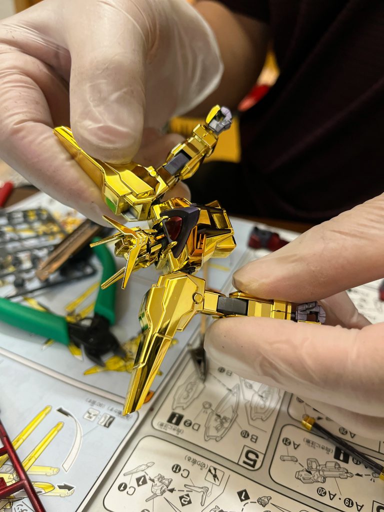 指紋等が金メッキパーツに付かないよう、ゴム手袋を使用して製作しました。ホントにキラキラしてて素手で触りたくないレベル。