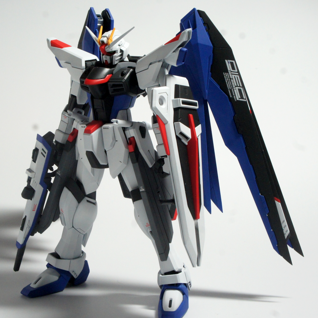 正面腰部分を2mm延長してます。それ以外は肩アーマーに角度をつけるように加工しています。