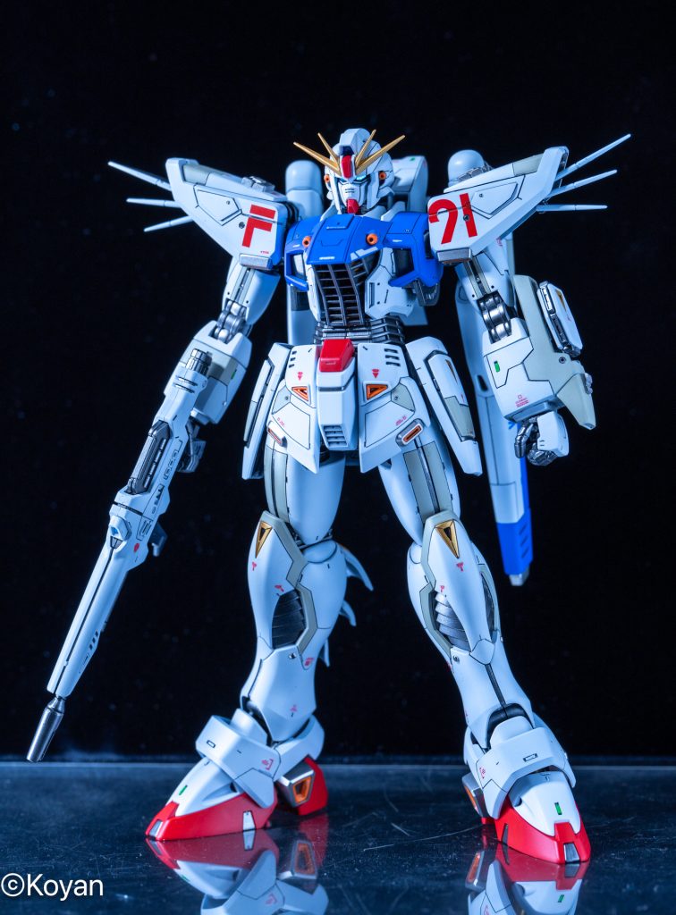 全体的にディテール追加して、四肢延長してます。元がツルツルなので好みが分かれるところですが、自分はこのくらいのディテール密度が好き。元キットでから大きく変えたのは顔で、かなり目が大きくて馬面でしたので削り込んで奥と上にずらして接着しています。定番の改造ですね。