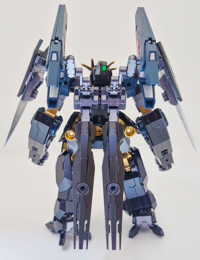 背面ちなみに、背面にはフェーズドアレイキャノンを2基装備しており、背面のバックパックには特殊なブースターユニットを搭載している設定です!