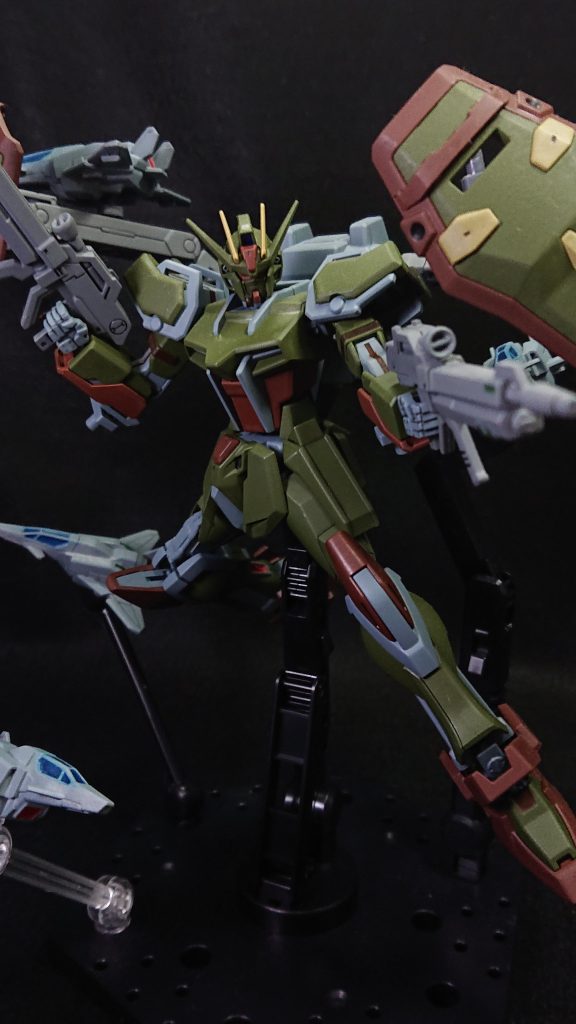 No.14:カタパルトストライクhttps://gumpla.jp/eg/1165693インパルスのコアスプレンダーが結構余っていたので、なんとかして使えないかと考えた末に出した答えがこのストライクですコアスプレンダー4機で相手をかく乱し、そのスキをついて打ち抜く戦闘スタイルです無人機を遠隔操作するのかAIを搭載し制御するのか細かい設定に迷っていますw正直コアスプレンダーの使い道にはかなり頭を悩ませましたが、ストライクでキャリーする方法を思いついた時は恥ずかしながら「我ながら天才的な発想だ」と喜んだものですwこのストライクもオリ武器企画に参加しているのですがオリジナルの武装を新しく作るのではなく、既存の武装(コアスプレンダー)をオリジナルな使い方をすることで企画の趣旨に沿ったモノにしていると個人的には考えていますオリ武器企画に参加したストライクの中では一番閲覧数が伸びた機体になります