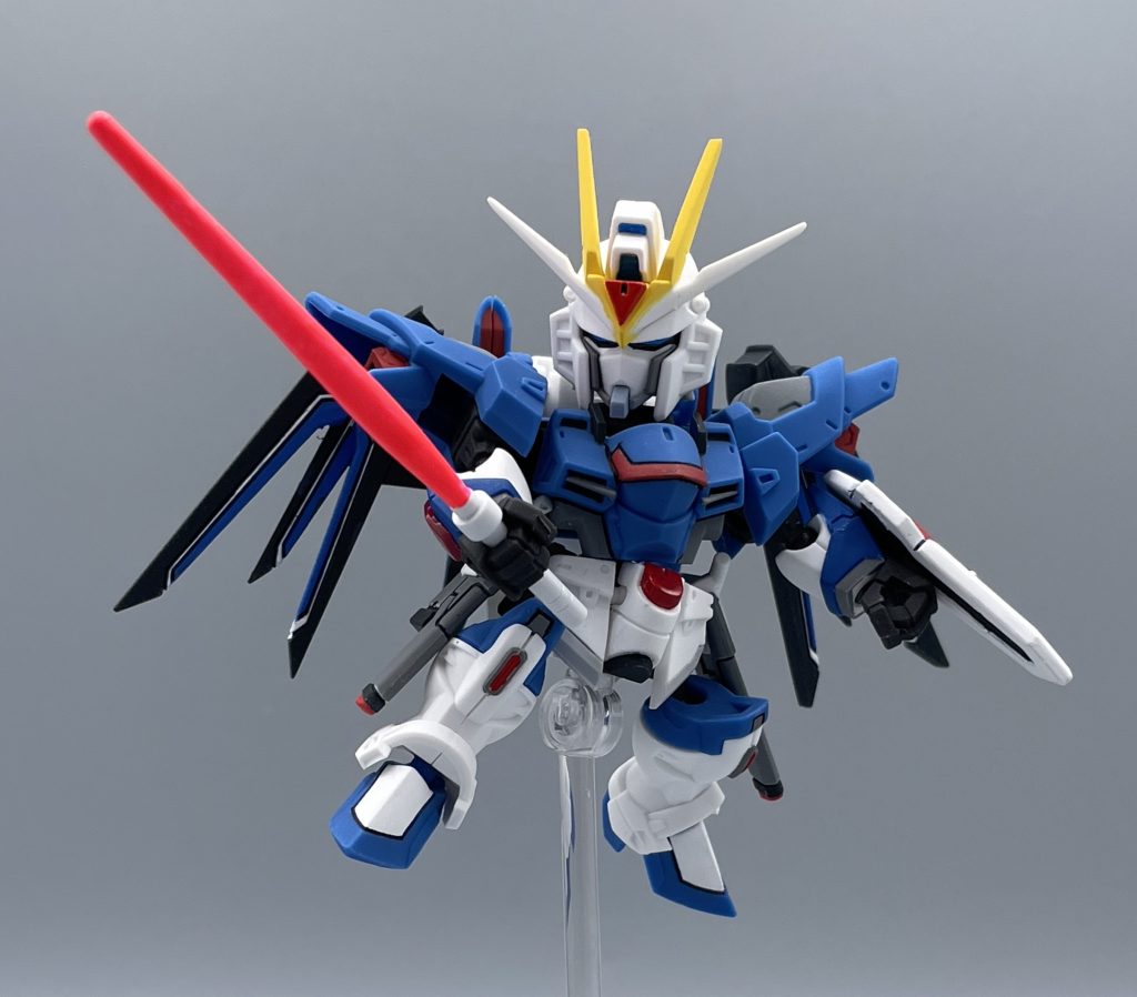 MA-FZ51ヴェルシーナビームサーベル このキットに、サーベルは付属しません。なので、そこらへんに転がっていたSDのサーベルを貸してあげました。キラ君も劇中でライフリのサーベルを多用していましたし、青い機体にピンクのサーベル刃がよく映えますね!