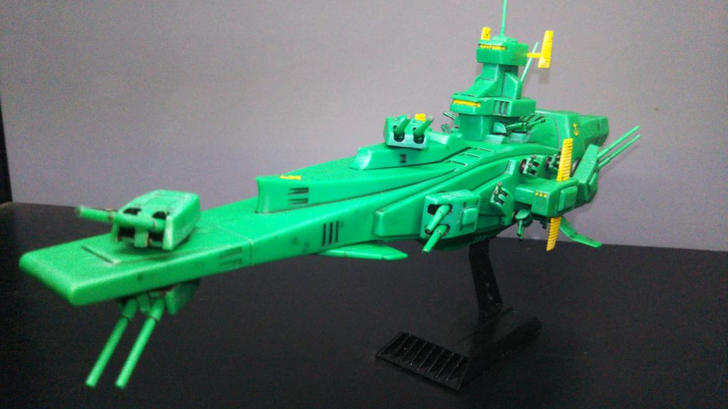 大き目の砲塔は元から可動式なので、左右のサブ艦橋脇のミニ砲塔も動かせる様にしています。グワジンの時と同じ方法でポリキャップのピンを埋め込んでいます。