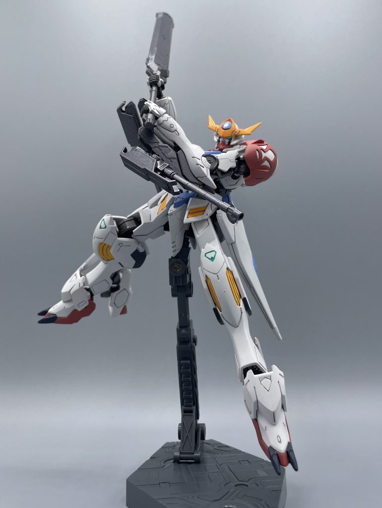 ソードメイス 一期序盤にメイスでMS戦闘をはじめ、終盤には太刀の扱いを習得した三日月。その戦闘スタイルに合わせ、バルバトスルプスの為に新型メイスが開発されました。太刀とメイスの中間のような形態で、バルバトスの機動性を殺さない形状にこだわって設計されました。