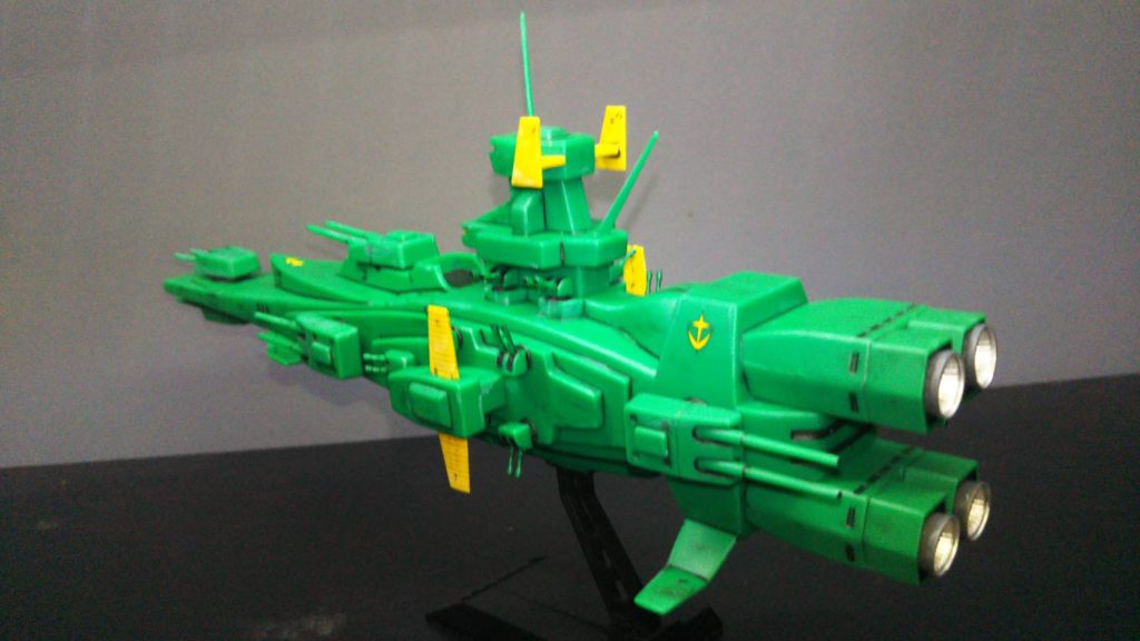 スラスターの部分が気に入らなかったので、ブースターパーツを追加しています。ほぼ一色の設定だったので、アンテナ部分の色だけ変えています。