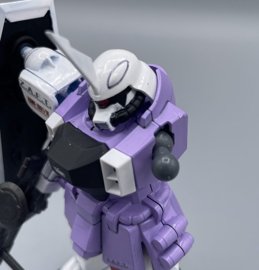 ダブルボールジョイントシステム コレクションシリーズも、ガンダムSEEDからガンダムSEED DESTINYにかけてレベルアップを果たします。ガンダムSEEDの頃は、いわゆる一軸接続で、腕をぶん回す位の可動範囲しかありませんでした。 SEED DESTINYのコレクションシリーズには、ダブルボールジョイントが用いられることで、可動範囲の拡大に成功しています。 当時は「鉄アレイwww」と言って友人と笑ったものですが、価格を抑えて可動を増やすという、バンダイの企業努力が感じられますね。