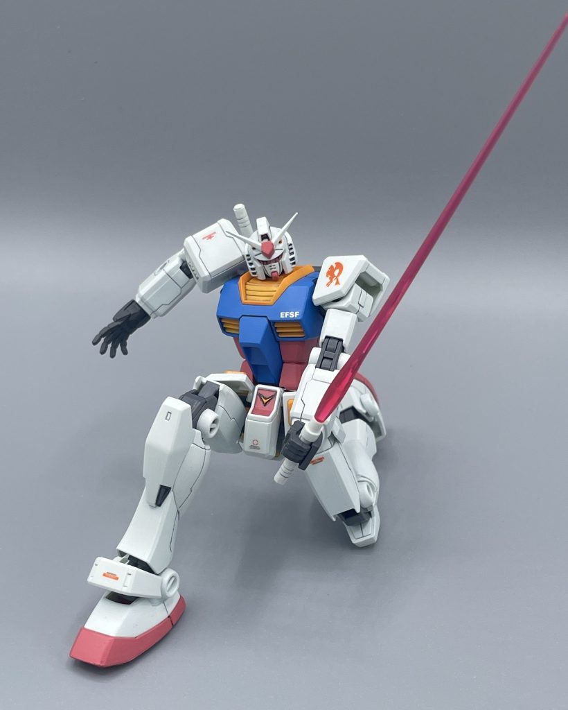 デデデン♪ デデデデン♪ … シューーッ!!! 旧HGUC版では綺麗に決まらなかったアイキャッチポーズも、すんなり決まります。マジでストレスフリー。とんでもない可動範囲です。