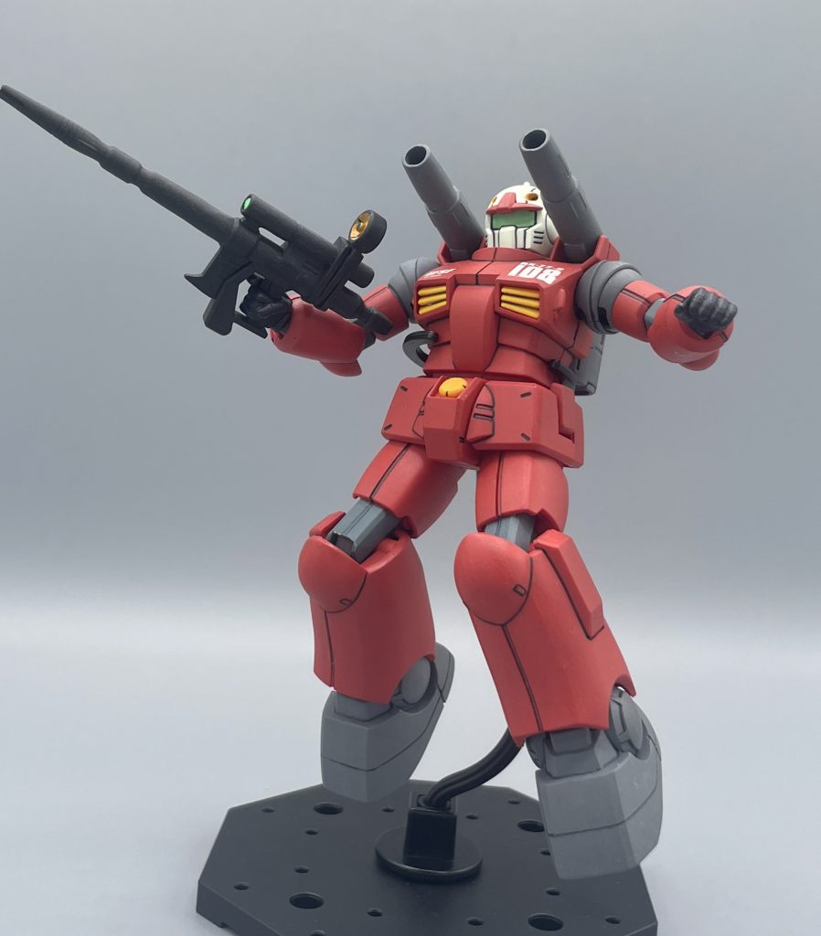 240mmキャノン砲 ガンキャノンの代名詞とも言える武装。炸薬によって実弾を射出します。1stの世界観って、「ビーム最強☆」の感じが凄いですけど、実戦でのビームは大気の状態によって、威力が減衰することがあったようです。そうした心配のない実体弾も装備しているガンキャノンは、隙の少ない機体であると言えるかもしれませんね。 ちなみに、旧HGUCのキットには、240㎜キャノン砲に代わるオプションとして、「スプレーミサイルランチャー」も付属します。 付属しますが…!  正直言うと、私はこのスプレーミサイルランチャーを組んだことがありません(笑) 個人的に、ガンキャノンはキャノン砲があれば満足してしまうので・・・。ランナー状態のまま、ジャンクパーツBOXの中で、日の目を見るのを待っています(笑) 本体を組むと満足してしまって、オプションパーツ類を組まずに放置してしまうのは、モデラ―としての私の大きな欠点だと思います。お残しせずに組めるモデラ―になりたいものです。