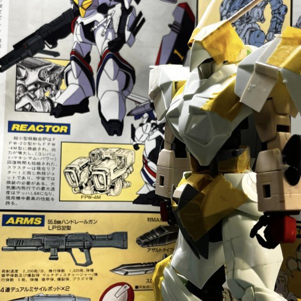 ガンプラをミキシングに使用している場合は投稿可能とのことなので、ガンプラではありませんが何卒ご容赦。1/100ドラグナーD-1カスタムです。当時ものプラモデル、キット自体は完成状態のムーバブルフレームが用意されていて、それに外装を取り付けていくタイプ。とは言え、そんな簡単な物ではなく、接着しなきゃダメな場所だらけです。今回はそのムーバブルフレームをポイして、陸戦型GMをフレームに使って製作しています。仮合わせを行い、良いバランスになるか確認しましたが・・・うん、思った通り良いバランスになってきました。陸GMは腹部だけフレームがなくて外装で上下をつなげるので、そこだけフレームっぽいものを製作しました。このドラグナーのキット、兎に角顔がでかい。キットを切り刻んで小顔化しようと思ったのですが、ジャンクパーツの中に初代MGのZガンダムがあったので、その顔を流用したら、小顔かつ悪人面でこれが結構かっこいい。採用決定です。そして脚をまるっとZプラスから流用しようと思っていたのですが、これはバランス悪すぎてダメ。バイファムと同じで下腿部が大きい方が良いですね。なのでキット外装と陸GMのミックス。股関節はふんどしをZプラスから流用して、キットの腰部アーマーを接続。腹部はキットの外装を切り飛ばして、フレームで延長しつつ、Zプラスの腹部を流用胸部はそのまま肩の関節取り付け部を幅詰め＆上方移動肩はバリグナーのイメージもあるからか、小さすぎるので大型化。腕はそのまま陸GMを使用。装甲の無い面はこれから切り飛ばして辻褄合わせます。背面の飛行ユニットに、Zプラスから流用した可変翼を取り付けます。X状の翼形態にするのはマストでした。主翼部にハードポイントがあるので、投棄や爆装などで邪魔にならないように、翼の位置を変化させられる、という意味があります。手は暫定でザクVer1の物を付けてます。肘の装甲にグフの膝から切り出した楕円形のパーツをつけました。大まかな改修はこんな感じです。 （2枚目）