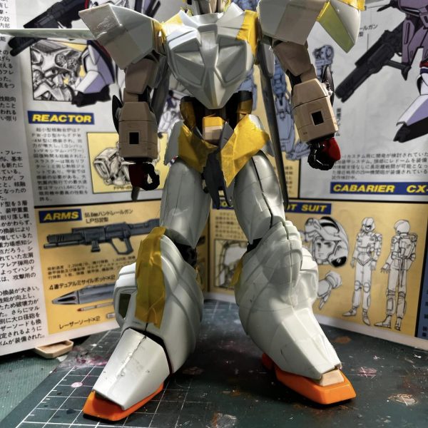 ガンプラをミキシングに使用している場合は投稿可能とのことなので、ガンプラではありませんが何卒ご容赦。1/100ドラグナーD-1カスタムです。当時ものプラモデル、キット自体は完成状態のムーバブルフレームが用意されていて、それに外装を取り付けていくタイプ。とは言え、そんな簡単な物ではなく、接着しなきゃダメな場所だらけです。今回はそのムーバブルフレームをポイして、陸戦型GMをフレームに使って製作しています。仮合わせを行い、良いバランスになるか確認しましたが・・・うん、思った通り良いバランスになってきました。陸GMは腹部だけフレームがなくて外装で上下をつなげるので、そこだけフレームっぽいものを製作しました。このドラグナーのキット、兎に角顔がでかい。キットを切り刻んで小顔化しようと思ったのですが、ジャンクパーツの中に初代MGのZガンダムがあったので、その顔を流用したら、小顔かつ悪人面でこれが結構かっこいい。採用決定です。そして脚をまるっとZプラスから流用しようと思っていたのですが、これはバランス悪すぎてダメ。バイファムと同じで下腿部が大きい方が良いですね。なのでキット外装と陸GMのミックス。股関節はふんどしをZプラスから流用して、キットの腰部アーマーを接続。腹部はキットの外装を切り飛ばして、フレームで延長しつつ、Zプラスの腹部を流用胸部はそのまま肩の関節取り付け部を幅詰め＆上方移動肩はバリグナーのイメージもあるからか、小さすぎるので大型化。腕はそのまま陸GMを使用。装甲の無い面はこれから切り飛ばして辻褄合わせます。背面の飛行ユニットに、Zプラスから流用した可変翼を取り付けます。X状の翼形態にするのはマストでした。主翼部にハードポイントがあるので、投棄や爆装などで邪魔にならないように、翼の位置を変化させられる、という意味があります。手は暫定でザクVer1の物を付けてます。肘の装甲にグフの膝から切り出した楕円形のパーツをつけました。大まかな改修はこんな感じです。 （4枚目）