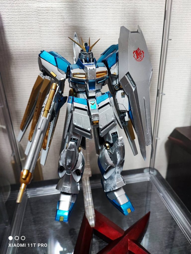 少し調整してケースに入れました主にビームライフルを自然に持っているように見せました入れているケースは八番屋というところの縦型ケースです元々はお気に入りのシューズを入れるケースを販売している会社です