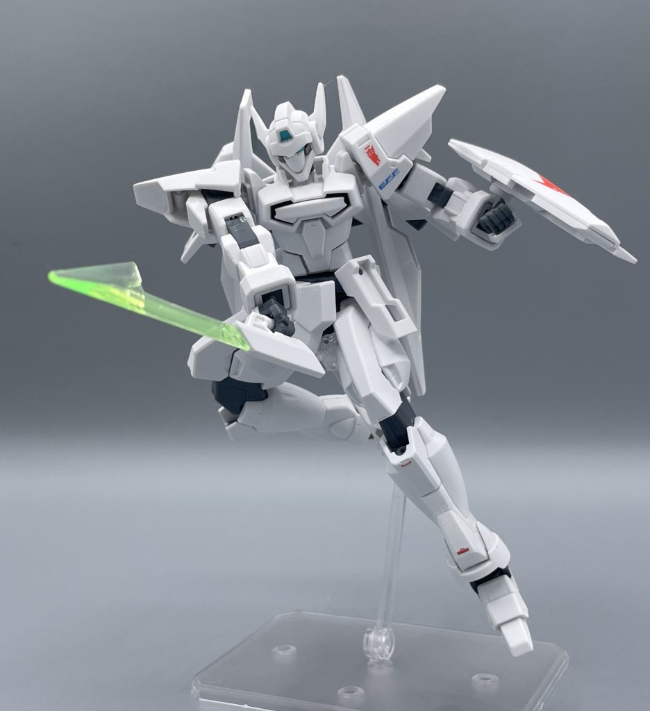 シグルブレイド!! シールドから抜刀して使えます。ビームサーベルっぽいけど実体剣で、AGE1スパローのシグルブレイドと同じ素材らしいです。だから緑なのか。