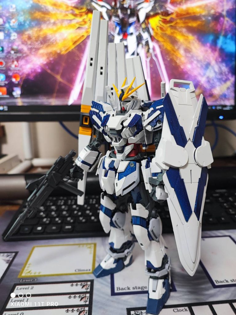 説明書に書いていないけどMGνガンダム Ver.kaのフィンファンネルが装着できるので、ダブルフィンファンネル拡張ユニットを買ってつけた
