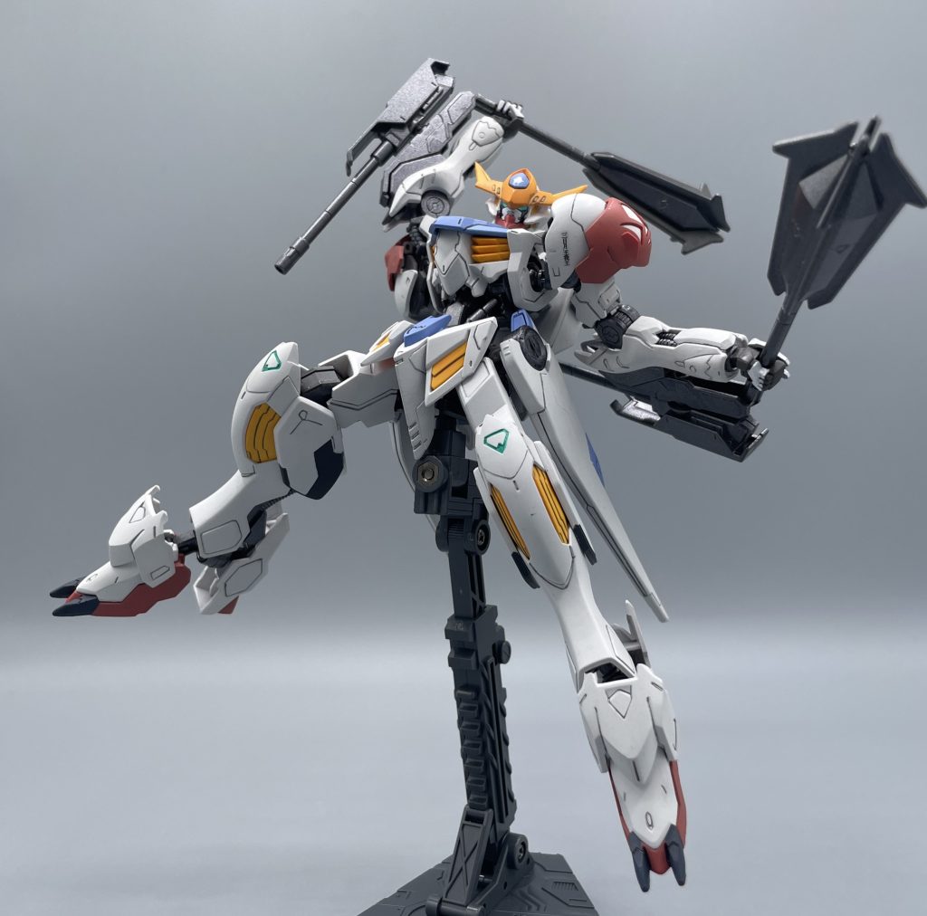 ツインメイス ルプス形態時に三日月が使用した近接戦闘用のメイスです。シンプルに鈍器で、相手をぶん殴って攻撃します。 腕部砲で敵機を牽制しながら一気に距離を詰め、ツインメイスで確実に敵機を仕留めていく姿は、「鉄華団の悪魔」の二つ名に相応しい活躍ぶりでした。