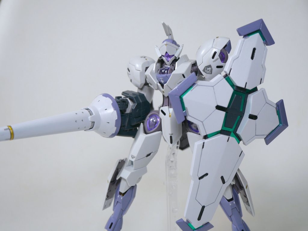 実際にアニメで登場した追加兵装とは違うなんちゃって武器ですが、感じはでたかな……ランスを持たせるために右手のビーム・ブレイサーは外してしまったので、この子は物理で殴るしかできません。色んな勢力と熱血青春ガチンコバトルしてほしいです。誰が学園のアタマを張るか…仁義なき校内抗争モノ。そんなヤンキーバトル系ガンダムも見たかった…