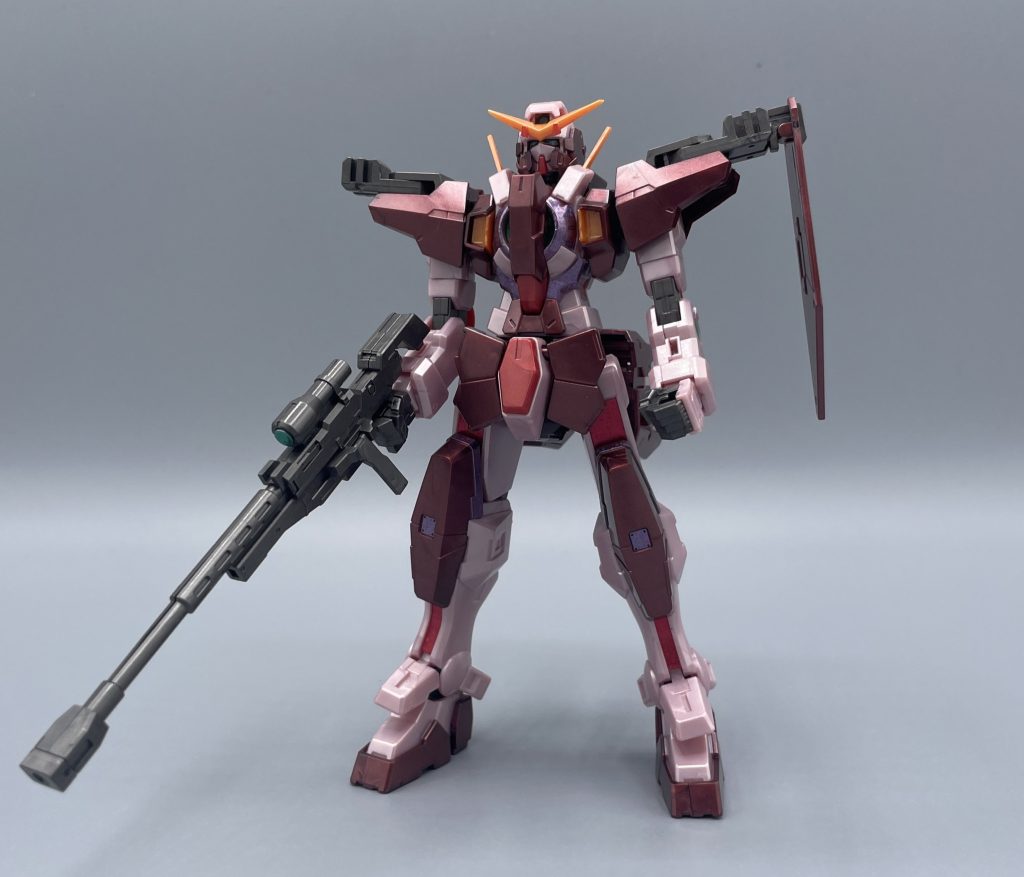 GN-002  GUNDAM DYNAMES【TRANS-AM MODE】　ソレスタルビーイングの所有する第３世代MSガンダムデュナメス。そのオリジナル太陽炉の中には「トランザムシステム」がブラックボックス化され、秘匿されていました。要は、赤くなってパワーアップです。　　キットそのものは、すべてグロスインジェクションで成形され、そのまま組むだけで美しい光沢感を湛えたトランザムモード・デュナメスが出来上がります。　私が手を加えたのは、各所に使われたレンズパーツを塗装した位です。本来は無色透明なクリアーパーツですが、トランザムの赤の中でも映えるように、クリアグリーンで塗装しています。結果的に、良いワンポイントになってくれたと思います。