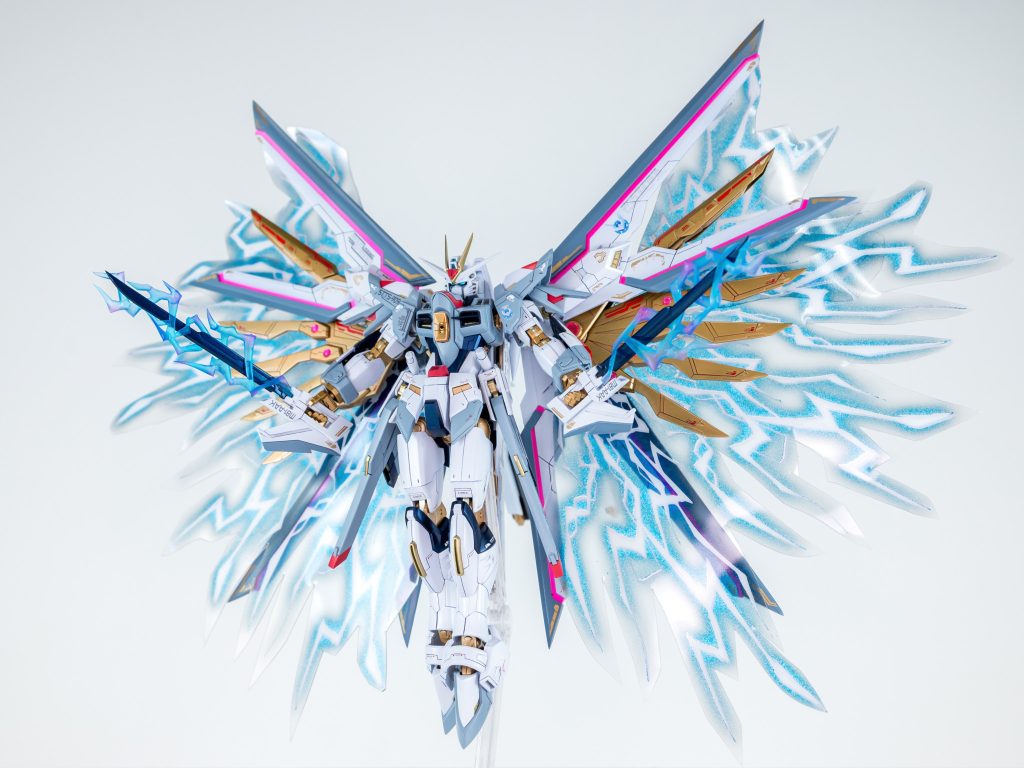 ブレード用の電撃エフェクトは透明プラ板をカットし折り曲げて表情をつけた後、UVレジンを盛り付けて硬化することで立体的な電撃を表現しました。ウイングから発生した雷を纏い自在に操作できるという設定です。