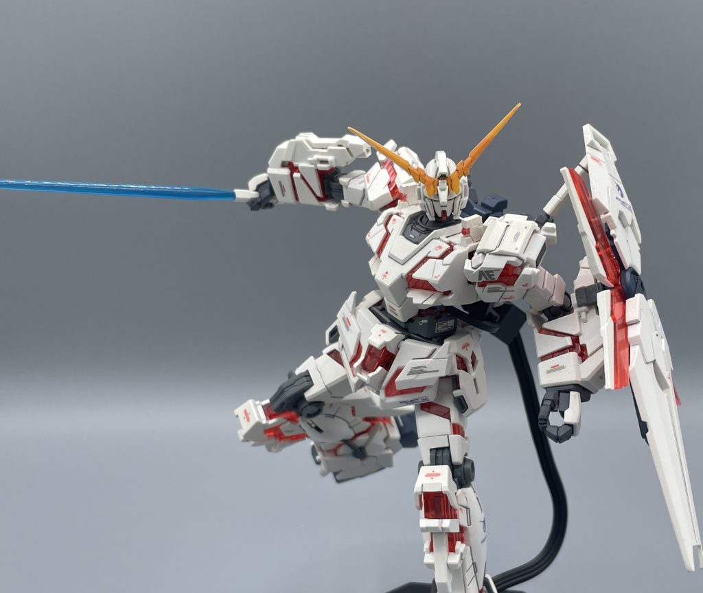 ユニコーンガンダム=ビームサーベルの逸話はもう一つ。物語が終盤に差し掛かり、ユニコーンは“これでもか”と言わんばかりの武装をモリモリと背負い、フルアーマー化されます。 そして、発進して会敵するのはリディの駆るバンシィ・ノルン! これ以上ない盛り上がりを見せる戦闘シーン!   フルアーマー化されたユニコーンは、一体どんな戦闘を見せるんだ!?と期待を膨らませていると・・・ズバッとサーベルを抜刀!  「いや、そのモリモリの武装使わんのか~い!」と突っ込んだのは、私だけではあるまい。その後、武装をガンガン使い捨てていく様も実にカッコいいのですが、満場一致のツッコミシーンであることは間違いないでしょう。  最後までご覧いただき、ありがとうございました!