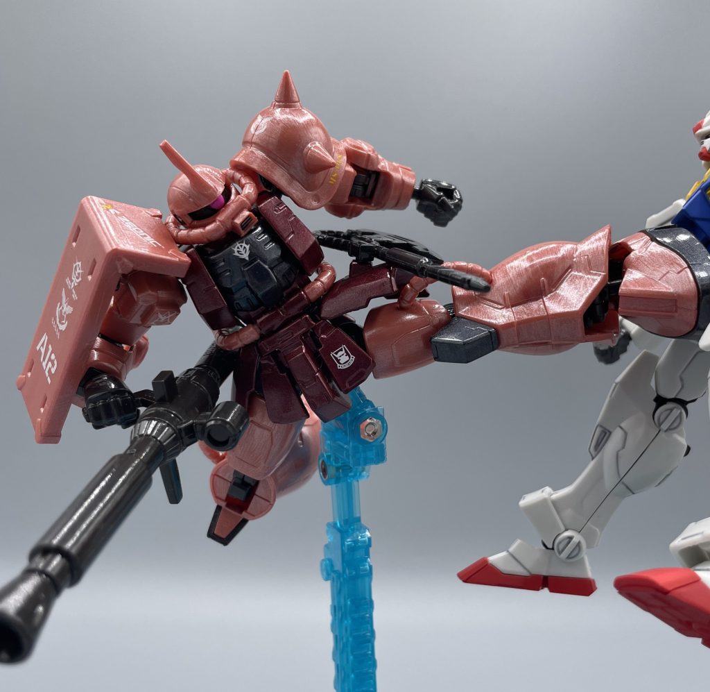 認めたくないものだな・・・ すべては“若さゆえの過ちとやら”だったのです。   wwwwwwwwwwwwwwwwwwww  こんな茶番に、ここまでお付き合いして下さった方が、何かの手違いで居られましたら、本当にすみません!そしてありがとうございます! 完成したザクは、私が作りたかったものとは、少し違うものになってしまいました。しかし、積み重なるトライ&エラーが楽しかったのも事実で、私を成長させるきっかけになってくれたであろう       ”このザク” を私は気に入っています。 本当に、シャアザクをメタリック系で仕上げるのは難しい。正直、再チャレンジしてみようという気すら起こりません(笑)  筆塗りだったら、ザク本体は艶消し・モノアイやセンサーをクリア系にしてメリハリをつけるというのが、現状の私の中での“シャアザク作りの最適解” となっております。それを確認できたのも、このキットと向かい合った経験があってこそ(笑) このザクはおもちゃ箱の中に、大切にしまっています。こんな、おふざけ投稿を最後までご覧いただき、ありがとうございました!