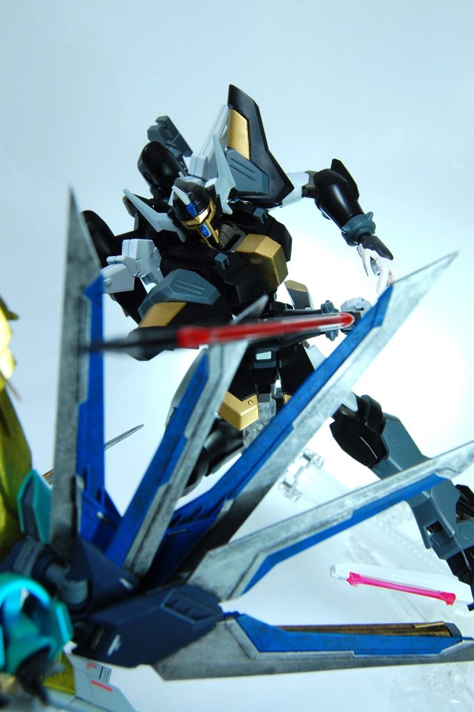 　対フリーダム特化機体と戦って。客体なしで写真を撮れない体になってしまったので、ブラックナイトスコードルドラにほぼスプレー吹いただけのものですが簡単に敵機も作ってみました。