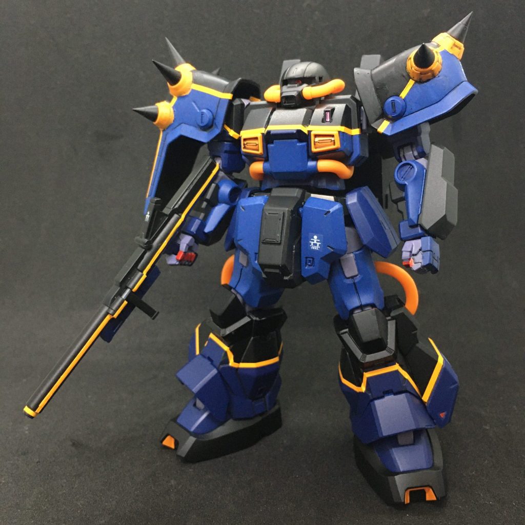 そうです。T3カラーのハイザック・カスタムです。 7月の展示会で初御目見得を飾り、来月以降開催予定の展示会にも持って行くつもりだったハイザック・カスタム。バックパックのスクラッチや塗装に四苦八苦しながら作り上げ、完成したときには脳汁100リットル溢れた彼こそがふさわしい。そして有休を丸1日取得した僕は来るべき日を待つのでした...<1:スキャン> 15:00過ぎにダイバーシティ東京に到着。まだ集合時刻の15:50には時間があったので5Fのエクセルシオールカフェでレモネードソーダを飲んでチャージ。レモンピールが下に沈むのを残念に思いながらも飲みきって退店、7Fのガンダムベースに到着。2020年に休日出勤の代休でやってきて以来なので4年ぶりですね。 受付のおねーさんにSMSの画面見せて待ちつつ、先に到着されてた方の体験されているところを見つつサムネに載せたようにハイザック・カスタムを用意。