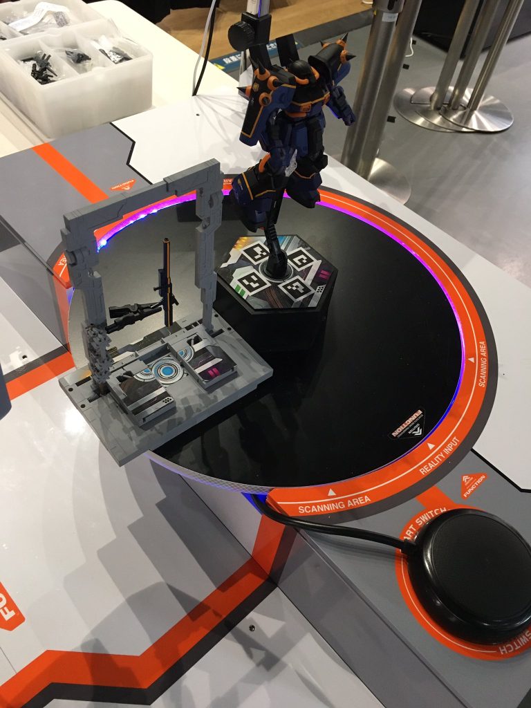 スキャン状況のモニターがあって緑の円で進行状況が見えます。 スキャン中はおじさまともお話。「塗装は水性ホビーカラーです」 「ハイザック・カスタムはTV版カラーは見るけどT3カラーはいないので」 「ビームランチャーはカスタマイズキャンペーン品なんです」 「他の武器は旧キットからです」などなどもっと深くお話できました。<2:スキャン終了後> スキャンが終わるとすぐ隣にある筐体に案内されました。