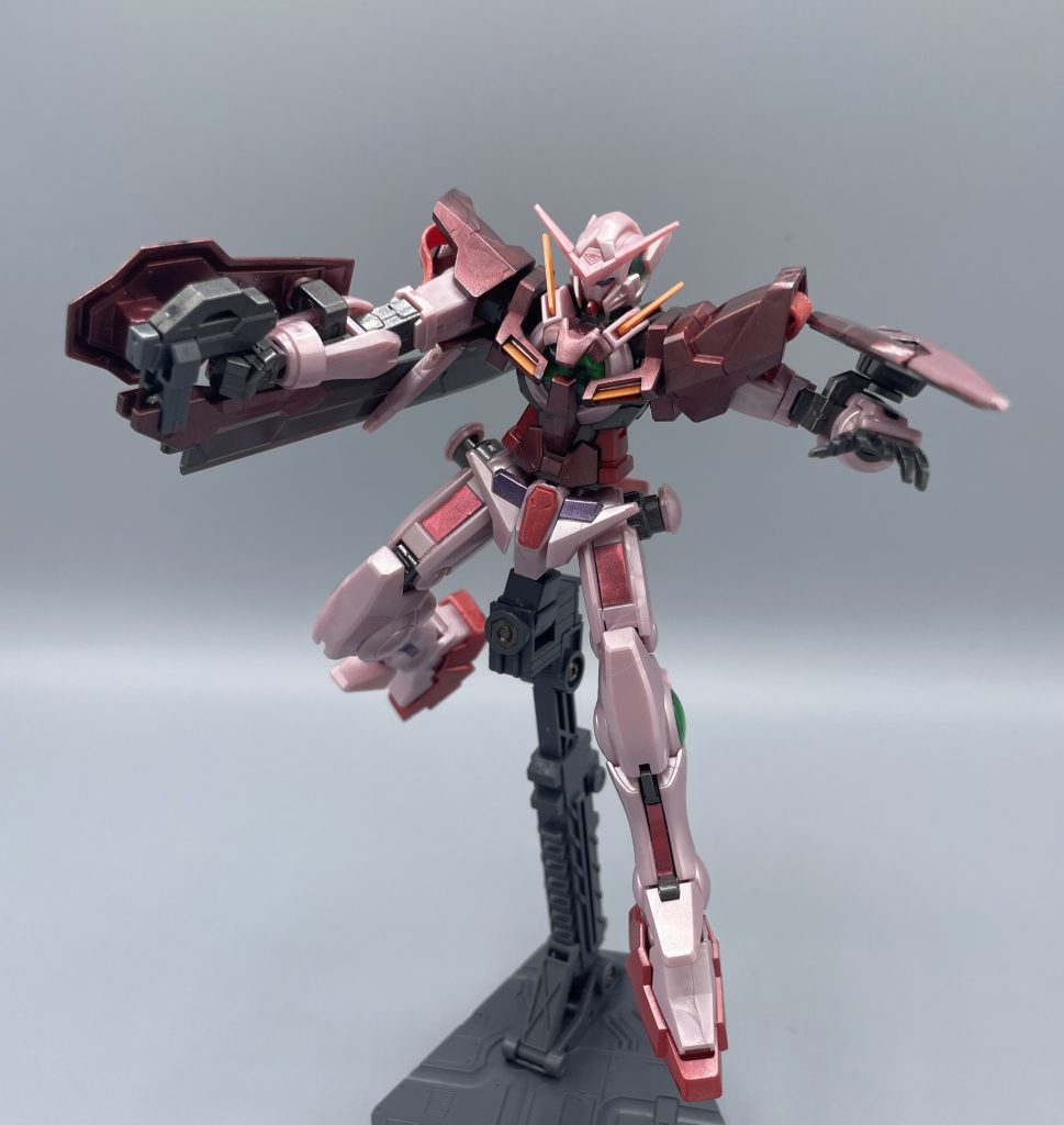 GNソード・ライフルモード トランザム・システムを使用すると機体内部に蓄積された”高濃度圧縮粒子が全面開放” されてスペックの「3倍の出力」を発揮することが可能になります。この時の放出された粒子によって、機体が赤みを帯びて見えるようになります。