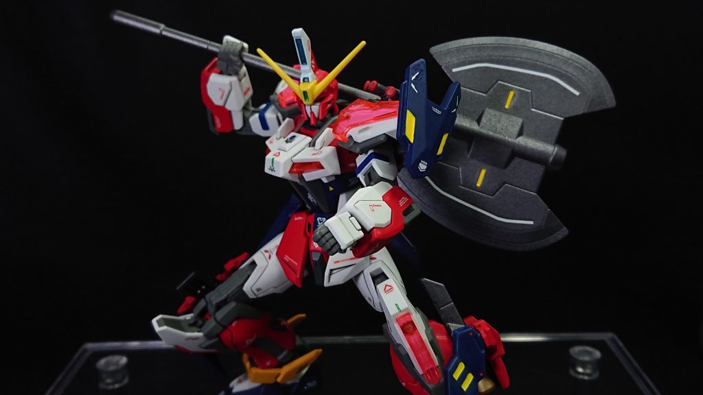 ギャラクシーファイターとドッキングする前はシンプルに大斧を振り回して戦う近接戦スタイルなのですが、パワー不足で少し武器に振り回される感じがあります物語最初期に登場する開発途中の試作機で少しバランスの悪い主人公機みたいなイメージですねwファイターとドッキングすることで機動力とパワーが向上するので大斧に振り回されることが無くなりますシールドとライフルが使えるようになりますが、メイン武装は大斧のままですイージスとミキシングするにあたって制作当初は「イージスの盾」から連想して防御特化のストライクにしようとしていましたですが防御特化のストライクをどのように表現したらいいのか答えが出なかったので、タンクキャラが持っているような大型の武装を1つ持たせて、肩や脚部にシールドやちょっとした追加装甲を付けてみました