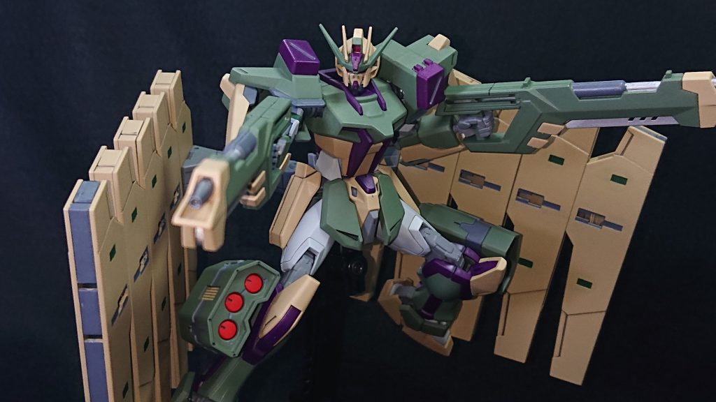 No.15:ラヴェージストライクhttps://gumpla.jp/eg/1196133EGストライクならバスターの肩をミキシング出来るんじゃないかと思い実験的に作ってみたストライクになります実際に組んでみると軸の太さや受け側の幅など規格の違いからスカスカで上手く噛み合いませんでした💦なので自分はビニール被膜針金を使って軸を太くしたり、受け側に詰め物をしたりして無理やり挟み込んでいますw何故ビニール被膜針金にしたかというと、形を自由に変えられることとビニールの滑りにくさが良い感じに関節部の渋みを生んでくれるのではないかと考えてのことです無理やり感はありますが一応成功ということにしています射撃武装を盛り込んだ本機ですが、バスター要素が少ないのが気がかりな点です💦新作のバスターも出ることですしリベンジするタイミングが来たのかもしれませんwまぁ購入できればの話しですが…w
