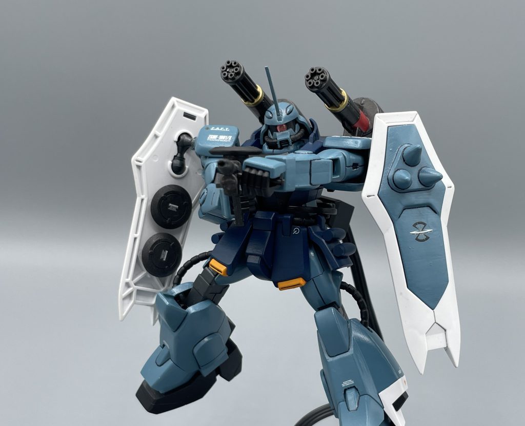 MMI-M633 ビーム突撃銃 SEED DESTINYにおける、ザクシリーズのメイン武装です。オマージュ元である1stのザクⅡは、ビーム兵器が使用できませんでしたが、SEEDのザクはビームを使いまくりです。 突撃銃の予備マガジンは、両サイドのシールドに各2個ずつ・計4個が装備されています。弾切れの心配は少なそうですね。