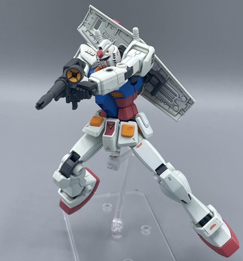 両手構えも楽勝 以上、新HGUC(リバイブ版)ガンダムでした。プロポーションについては私の好みとは少し違いますが、これほど触っていて楽しいキットは他にありません。 ガンダムに取らせたいポージングは、ほぼ何のストレスもなく出来ます。写真に載せきれませんでしたが、ガンダムの最後を飾るラスト・シューティングも、肩の跳ね上げ超絶可動によって、自然に決まります。 ガンダムに関しては、つい先日RGver.2.0やベストメカコレクション(リバイバル版)が発売されましたが、きっとこれからも色々なアプローチのガンダムのキットが発売されていくのでしょうね。 皆さんの好きなガンダムのキットがあれば、ぜひコメント欄で教えて下さいね。最後までご覧頂き、ありがとうございました!!