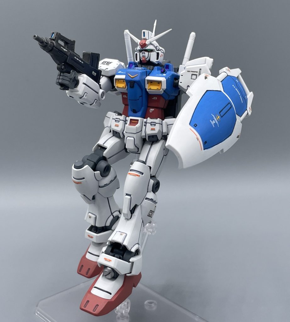 HGUC13番目ということもあり、可動範囲や接地性はお世辞にも良いとは言えません。アクションベース等に対応した3㎜穴もありませんので、股下にピンバイスで穴をあけています。やはりスタンドを使うと、ポージングの幅が広がって楽しいですね。 ちなみに、シールドの伸縮ギミックはオミットで、白一色成形です。広面積のブルーを塗るのは、筆塗りだと少し骨が折れます。