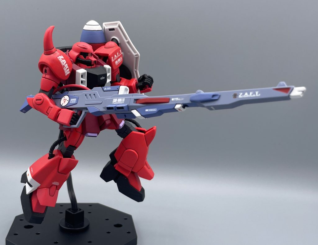 M1500オルトロス高エネルギー長射程ビーム砲　ガナーウィザードの最大の特徴である巨大はビーム砲です。オルトロスとは、ギリシャ神話に登場する双頭の魔犬のことを言います。そんな魔獣の名を冠した武器が弱いはずありません。当たればね(笑)　また、このオルトロスはぶっといビームを発射するだけではなく、大容量エネルギータンクの恩恵により、ある程度の“連射”も可能になっています。こうした“長物”のビーム兵器は、再チャージに時間を要する物が多いですが、オルトロスならそんな心配は不要というわけですね！隙のない強力な武装です。当たればね(笑)