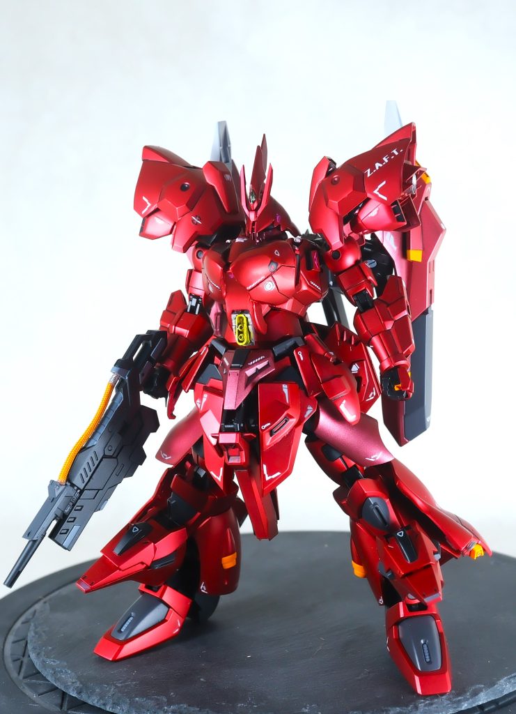 デュランダル議長専用のMSとして設計されたMS。議長が自らがMSを駆る。その特異な状況を想定し、全身の装甲は通常のMSとは比にならないほどの重装甲となっている。また、バックパックにはゲシュマイディッヒ・パンツァーが装備されビーム兵器に対する防御力も高い。対MS戦闘の能力よりも防御力に重点を置いた機体と言える。しかし、武装面が貧弱な訳ではなく、あくまで比率で考えた場合に非常に強固なMSという評価である。本機体は設計こそ行われたものの、完成には至らず終戦を迎え、機体データは後のゲルググメナースなどの開発に生かされたという。