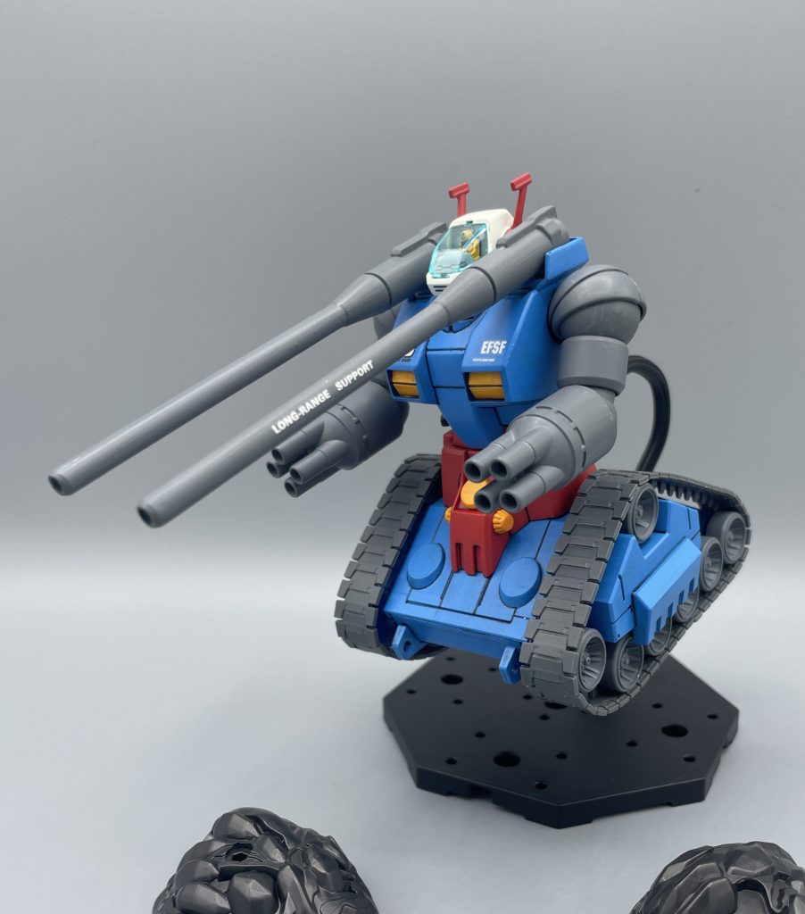 プカプカ～　地上では、圧倒的な走破性能を誇るガンタンクですが、空間戦闘では”完全なデッドウエィト” となってしまいます^^;　　宇宙でなら戦えますが、ふわ～っと浮かびながら戦うガンタンクはあまり格好が良いとは言い難いものでしたものね(笑)　しかし、本機の開発に成功したために、ガンキャノン・ガンダムという傑作機が生み出されることになります。また、ガンタンク自体の持つ性能も大きく評価され、量産化も計画されていきます。　キットとしても、傑作キットと呼んで差し支えないプラモデルだと思います。発売年を考えたら、合わせ目などは仕方ありませんが、基本的な色分けは優秀です。今の目で見ても、リバイブの必要性を感じさせないのは、凄いことだと思います。永遠に販売し続けて欲しいキットの一つです。　映画版では、ハヤト君もガンキャノンに乗ることになってしまう為、「不遇の名機」とも言えるガンタンクですが、皆さんはガンタンク好きですか？？ 宜しければ、コメント欄で教えて下さいね(*^^*) 最後までご覧いただき、ありがとうございました！！(*^^)v