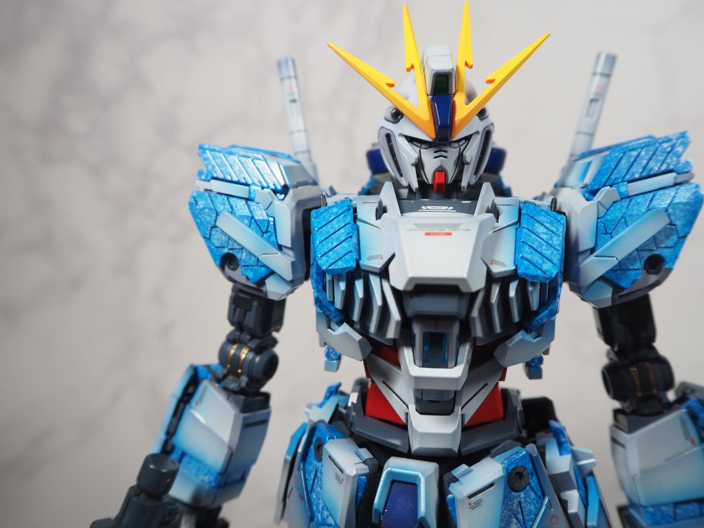 覚醒カラーはガンダムベースのマイスター関田氏のユニコーンガンダムぺルフェクティビリティの塗装を参考に、スパッタリングと外装へのグラデーションで発光感を出してみました。何層もかけた白塗装の後に青でグラデーションかけるのはドキドキでしたが、なんとか上手くいってよかったです。