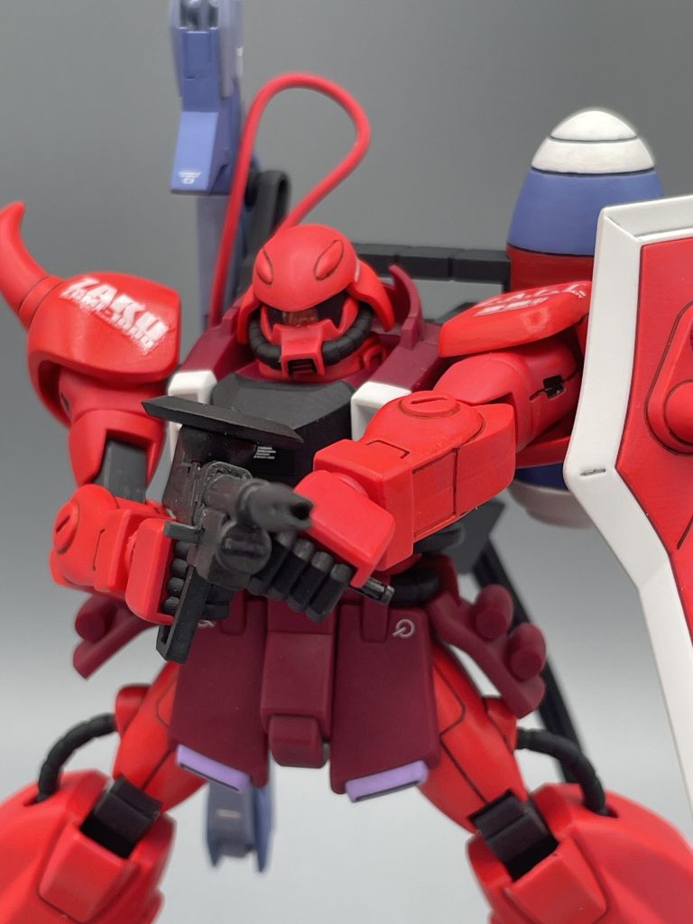 MMI-M633 ビーム突撃銃　SEED DESTINYにおける、ザクシリーズのメイン武装です。オマージュ元である１stのザクⅡは、ビーム兵器が使用できませんでしたが、SEEDのザクはビームを使いまくりです。　突撃銃の予備マガジンは、左肩のシールドに２個装備されています。弾切れを起こしても、戦場でマガジンの取り換えが可能です。