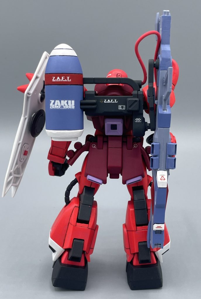 バックショット　遠距離砲撃を主に担う本機の装備は、巨大ビーム砲と大容量のエネルギータンクで構成されています。