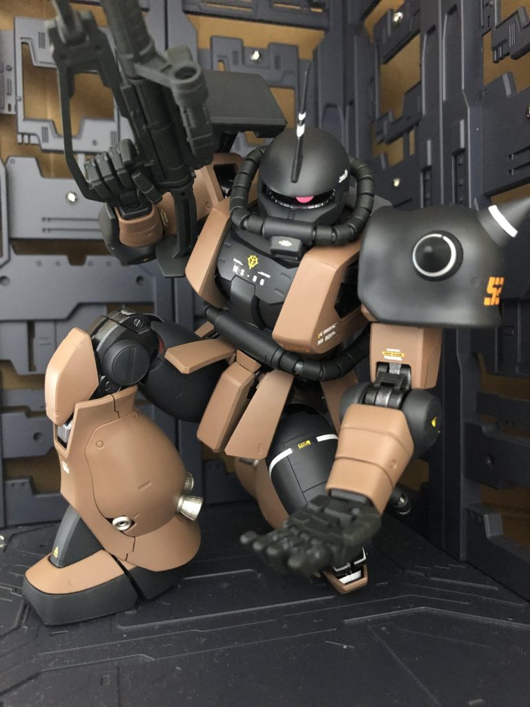 お決まりのザクポーズ！