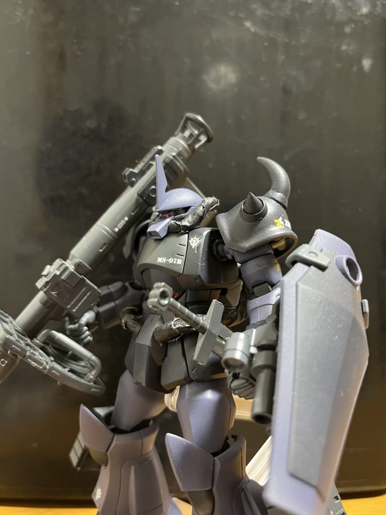 武装はザクマシンガン、ラケーテン・バズ、3連装ガドリングガン、脚部5連装ミサイルポッド、ヒートロッド(ワイヤー型)、ヒートサーベル(1型、2型)、背部マルチランチャー、グフ・シールド等。