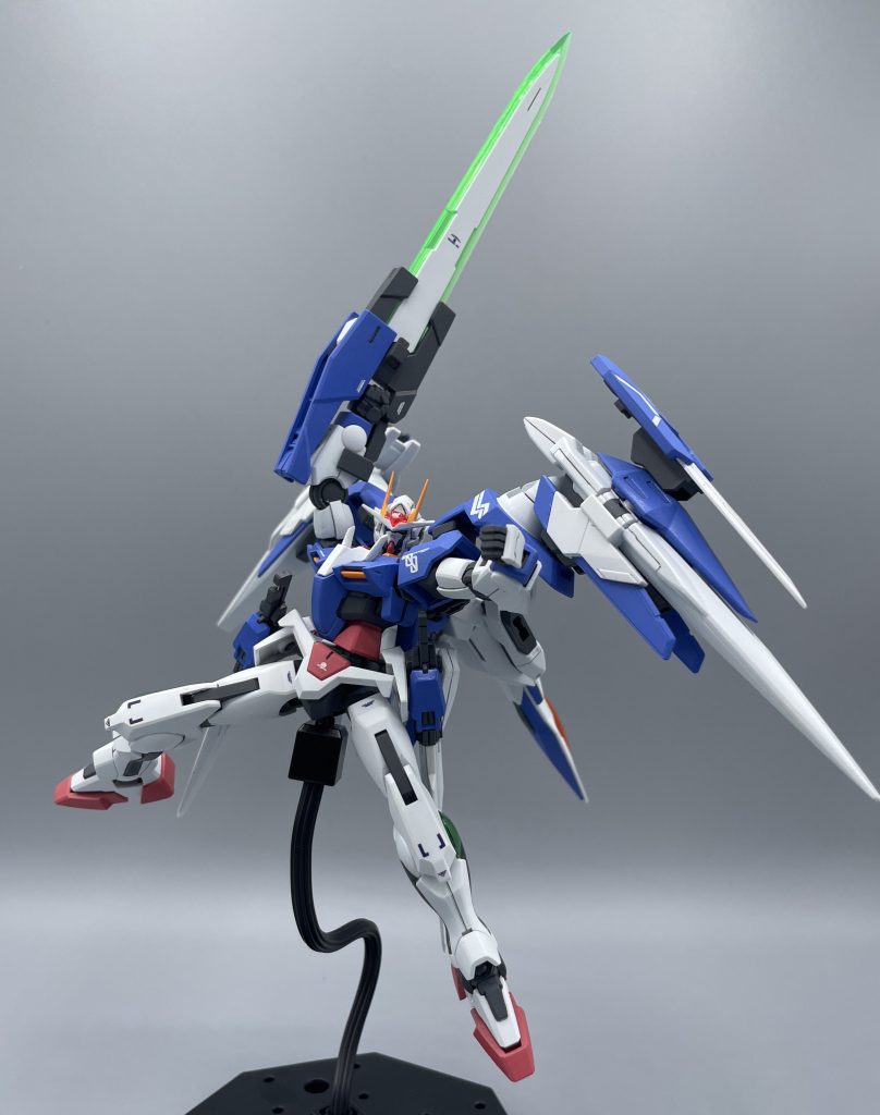 GNソードⅢ・ソードモード　ガンダムを超えたサイキョーの機体「ダブルオーライザー」が最終決戦に向けて装備した大剣「GNソードⅢ」。かつてエクシアが装備していたものの発展型であり、切れ味が向上しています。　刃がクリアグリーンで形成されており、とても綺麗ですね。この部分だけは塗装しては勿体ないので、成形色を生かしています。