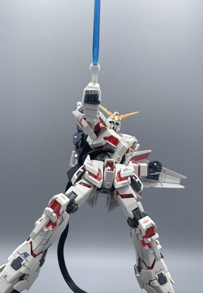 クリアーブルーのサーベル刃は、Hi-νガンダムのものを借用しました。長短2本の長さの刃がHi-νには付いてくるので、ユニコーンでトンファー遊びをするのにもってこいです。